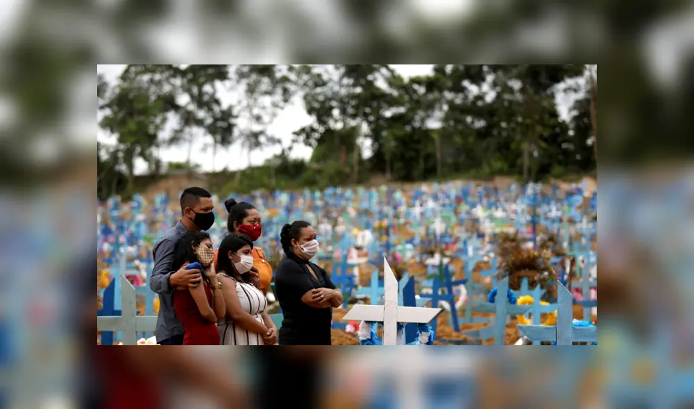 Personas asistiendo al entierro de un familiar fallecido con coronavirus en el cementerio Parque Taruma en Manaos, Brasil. | Foto: Bruno Kelly Personas asistiendo al entierro de un familiar fallecido con coronavirus en el cementerio Parque Taruma en Manaos, Brasil. | Foto: Bruno Kelly
