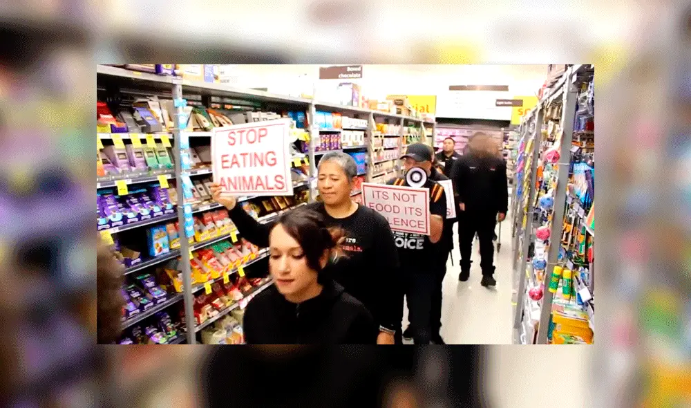 Activistas veganos protestan en sección carnes de un supermercado [VIDEO]