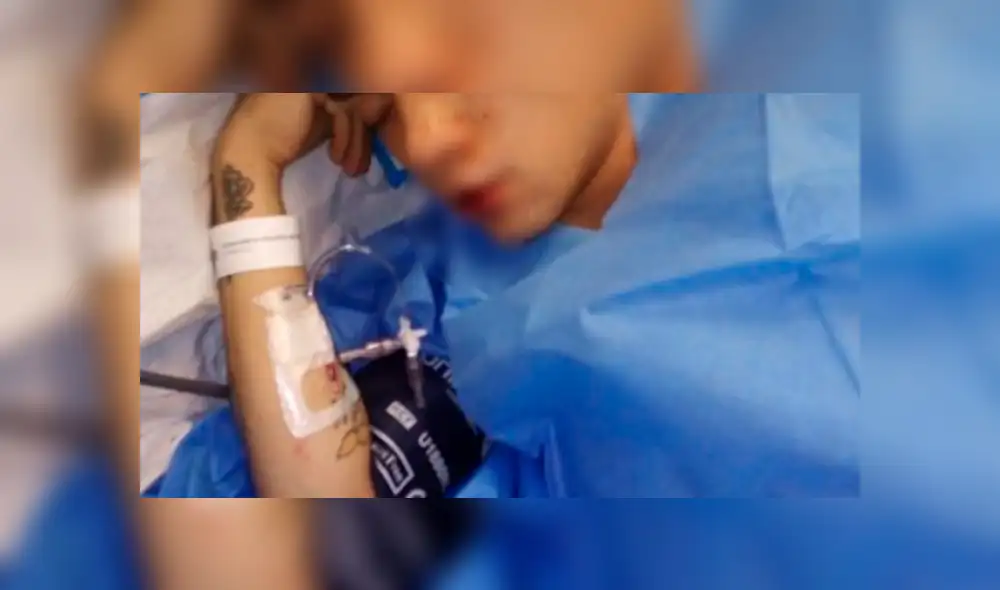 El joven esperaba el autobús que lo llevaría a su hogar, pero se topó con un hombre homofóbico que lo humilló y masacró hasta mandarlo al hospital en Chile.