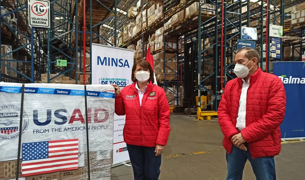 Walter Martos y Pilar Mazzeti presidieron la entrega de estos equipos que ayudarán a los pacientes en UCI. Foto: Karla Cruz / La República Walter Martos y Pilar Mazzeti presidieron la entrega de estos equipos que ayudarán a los pacientes en UCI. Foto: Karla Cruz / La República