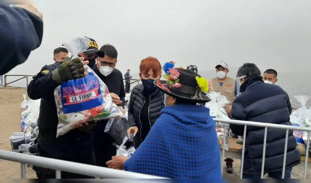 Los residentes del asentamiento humano de VMT recibieron los productos de las propias manos de Magaly Medina. | Foto: Difusión
