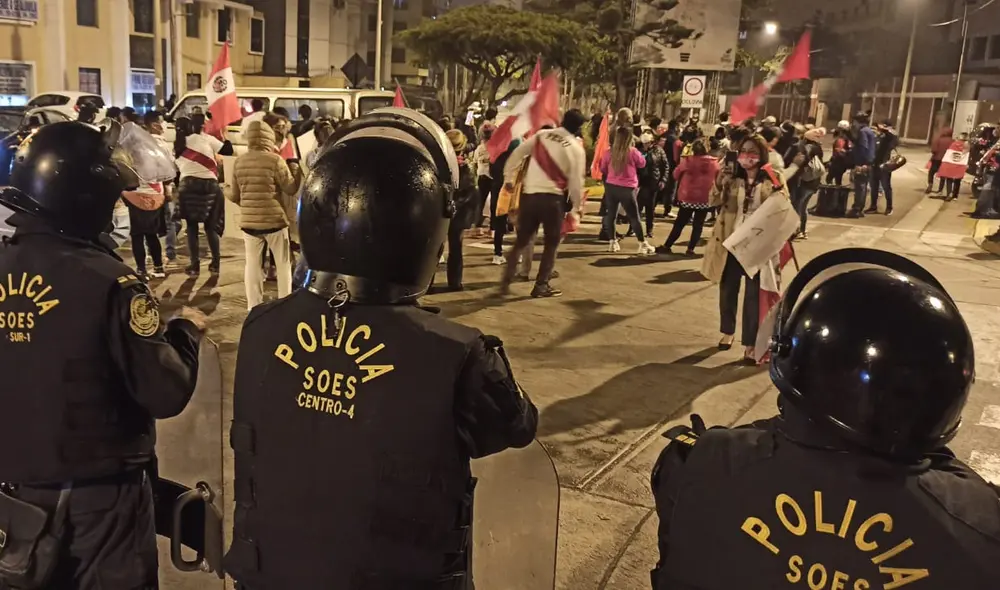 Simpatizantes fujimoristas protestan afuera de casa del presidente del JNE. Foto: César Zorilla Simpatizantes fujimoristas protestan afuera de casa del presidente del JNE. Foto: César Zorilla