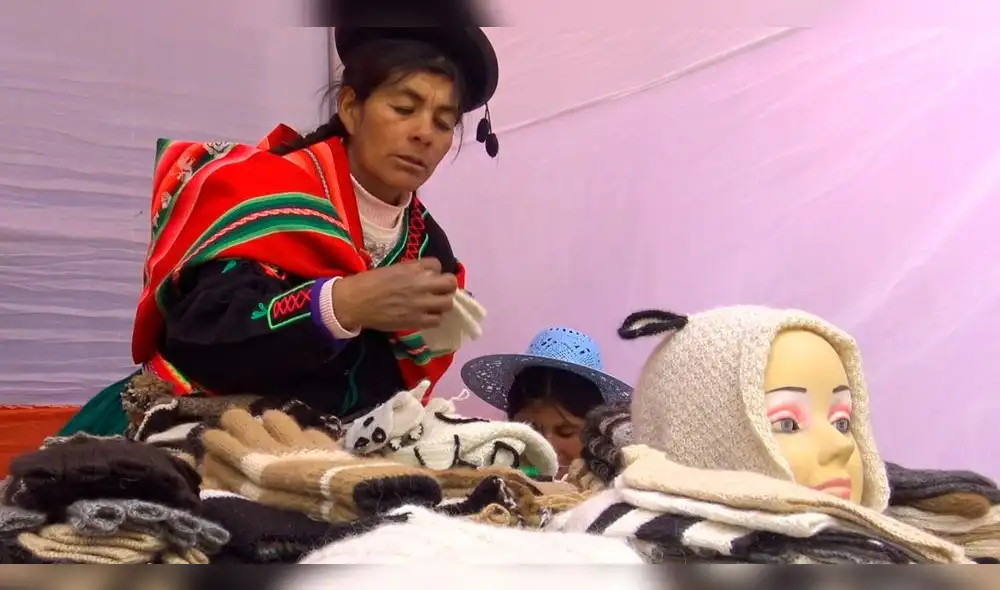 Mujeres de Puno emprenden proyectos de negocio con prendas de alpaca. Mujeres de Puno emprenden proyectos de negocio con prendas de alpaca.