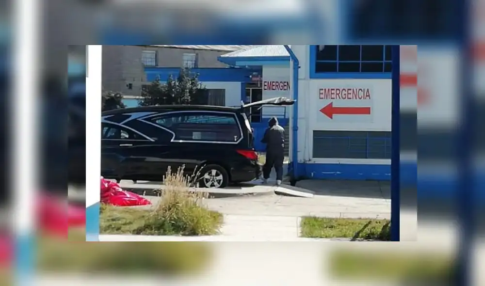 Foto en la que retiran su cuerpo del hospital EsSalud de Pasco. Foto: Bernave Estrella / La República