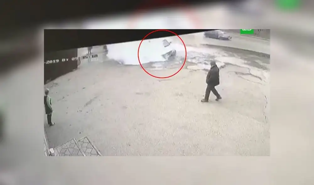 Mueren quemados luego que su vehículo cae a pozo con agua hirviendo: los encontraron abrasados [VIDEO] 