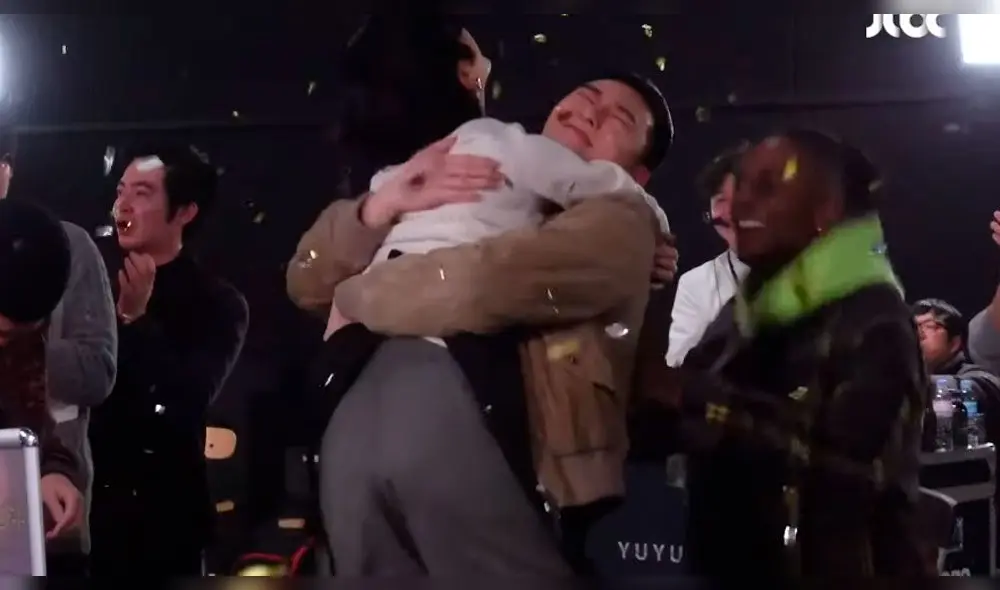 Los actores mostraron su cercanía mientras practicaban un efusivo abrazo para el reciente episodio del dorama.