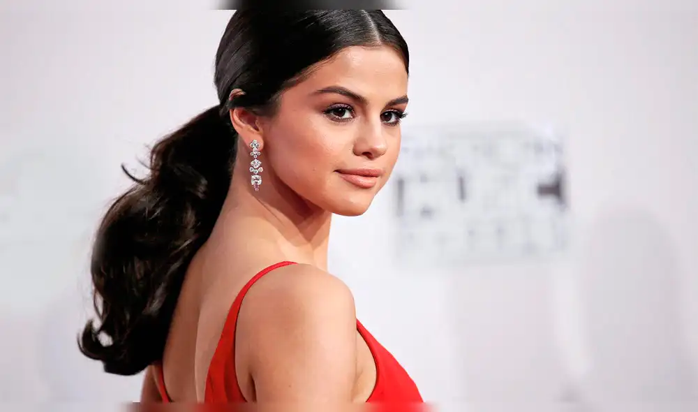Selena Gomez presume sus encantos en seductor vestido [VIDEO]