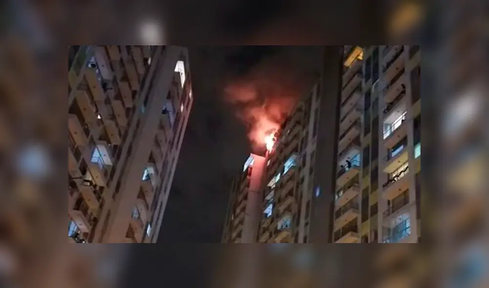 Incendio se registra entre los pisos 9 y 11, en la avenida Los Nogales, en Santa Anita. Foto: Captura