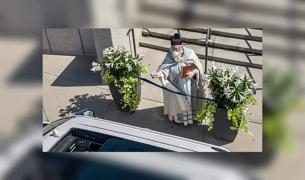 Pelc pensaba en una forma de echar la bendición respetando el distanciamiento. Fuente: Facebook.