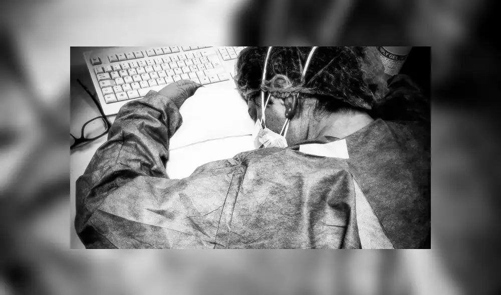 Captan a enfermera exhausta tras atender a más de 50 posibles pacientes con coronavirus Captan a enfermera exhausta tras atender a más de 50 posibles pacientes con coronavirus