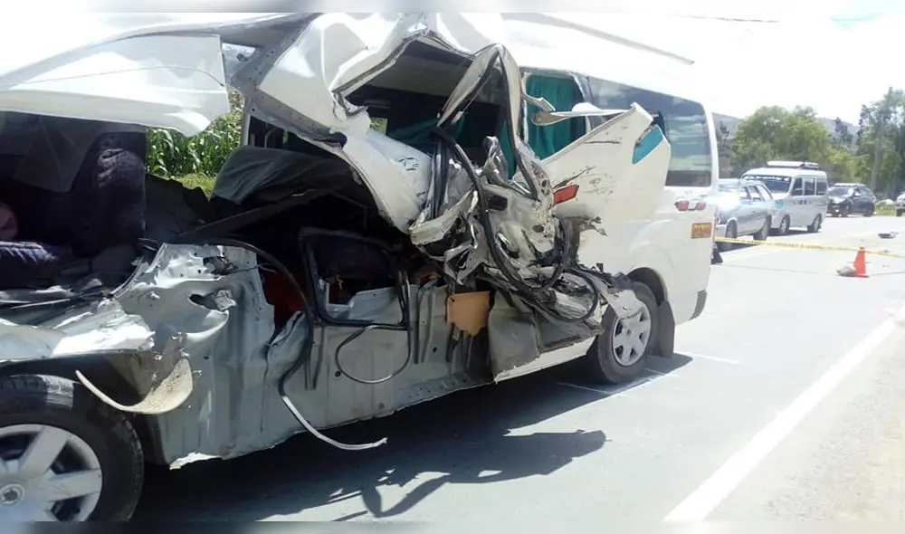 Carrocería de la combi quedó muy lastimada.