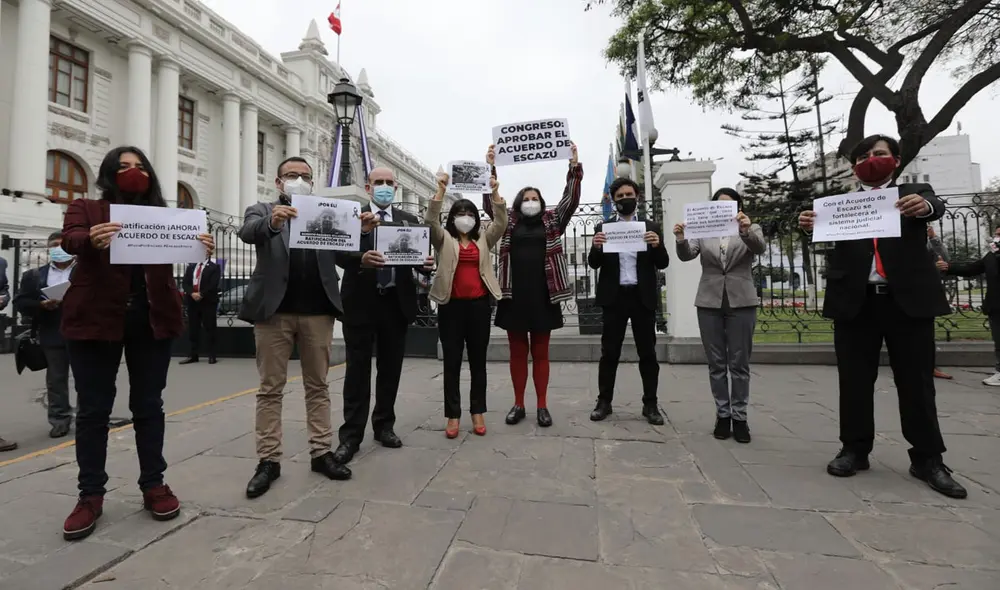 Congresistas de Frente Amplio y el Partido Morado se unieron para exigir la ratificación del Acuerdo de Escazú. Foto: Jorge Cerdan/La República