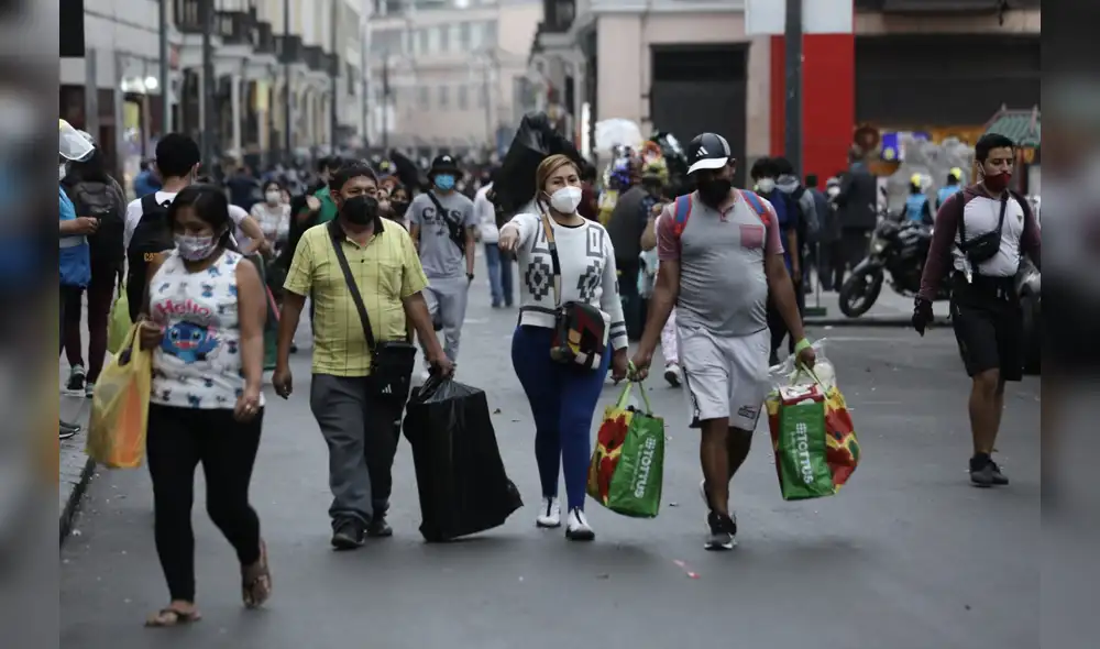 Peruanos realizan compras por fiestas de fin de año. Foto: La República / John Reyes Peruanos realizan compras por fiestas de fin de año. Foto: La República / John Reyes