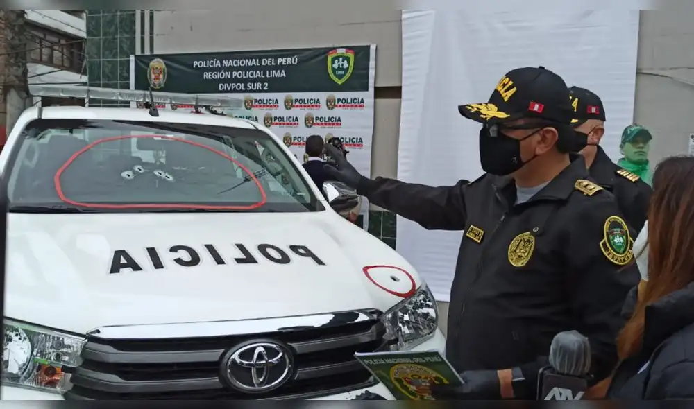 Tres de los impactos de bala disparados por los delincuentes cayeron sobre el parabrisas de una de las patrullas policiales. (Foto: Deysi Portuguez / URPI - GLR)