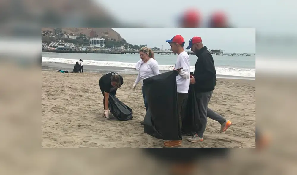 Venezolanos recogen basura y limpian playa Agua Dulce de Chorrillos 