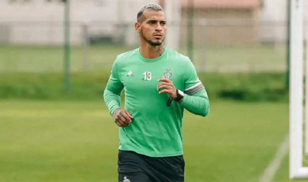 El club de Miguel Trauco publicó en sus redes sociales una fotografía del peruano en su regreso a los entrenamientos. Foto: Twitter Saint-Étienne