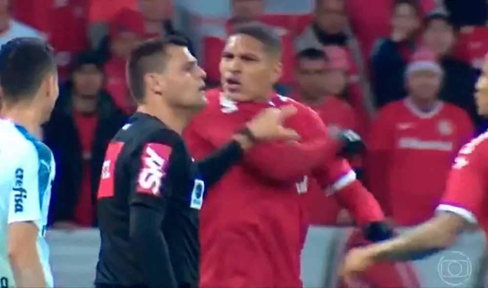 Paolo Guerrero perdió la compostura con el árbitro del Internacional vs. Palmeiras tras recibir un codazo en la cara. | Foto: Globo TV Paolo Guerrero perdió la compostura con el árbitro del Internacional vs. Palmeiras tras recibir un codazo en la cara. | Foto: Globo TV