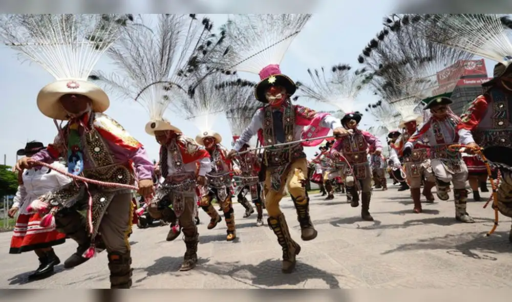 Grupo de bailarines presentó estampa folclórica de la Huaylía.