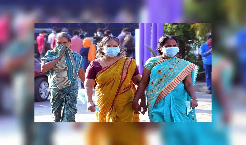 Residents and hospital visitors wearing facemaks walk outside the Government Medical College in Thrissur on January 30, 2020, where the first confirmed case of the SARS-like virus in India is kept in isolation. - Officials on January 30 confirmed the first case in Kerala, southern India. The woman, a student at Wuhan University, is in isolation at a hospital. Authorities said they were stable and being closely monitored. (Photo by STR / AFP)
