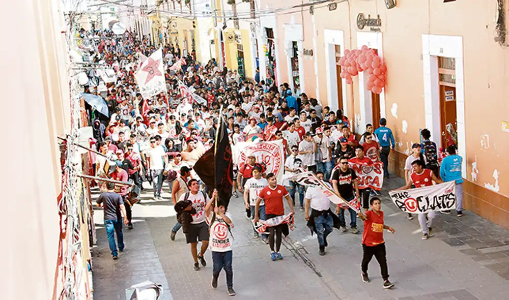 Reunión entre el primer ministro, Policía Nacional y las barras, definirá la continuidad de la Liga 1. Reunión entre el primer ministro, Policía Nacional y las barras, definirá la continuidad de la Liga 1.