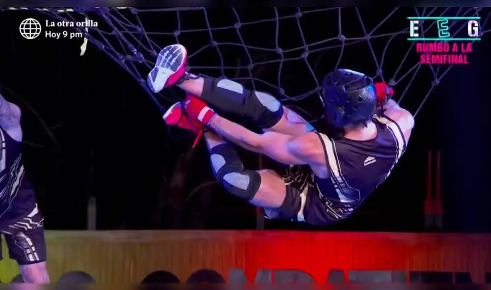 El mencionado reto consistía en atravesar una malla suspendida en el aire sobre una piscina y llegar al otro extremo intentando vencer el tiempo de sus demás compañeros. | Foto: Captura América TV