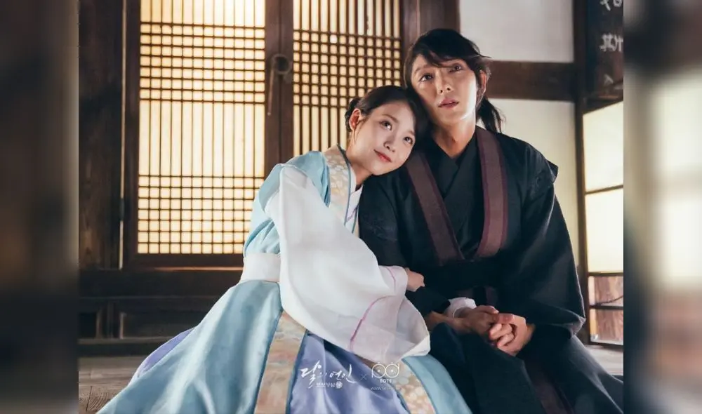 Lee Joon Gi junto a la idol K-pop IU en escena de Moon lovers.