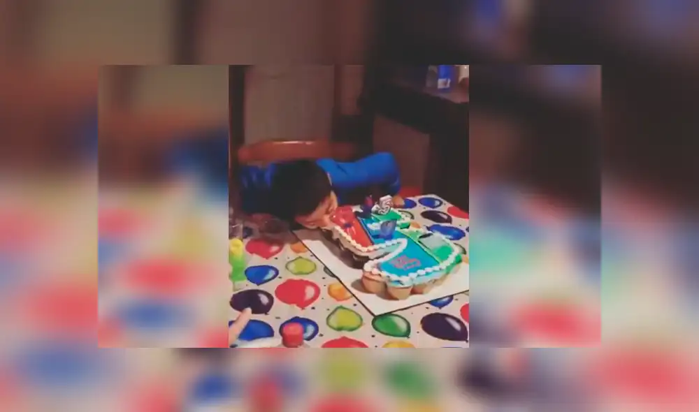 Una insólita escena muestra el momento exacto en el que un niño hace algo impensado con su torta de cumpleaños.