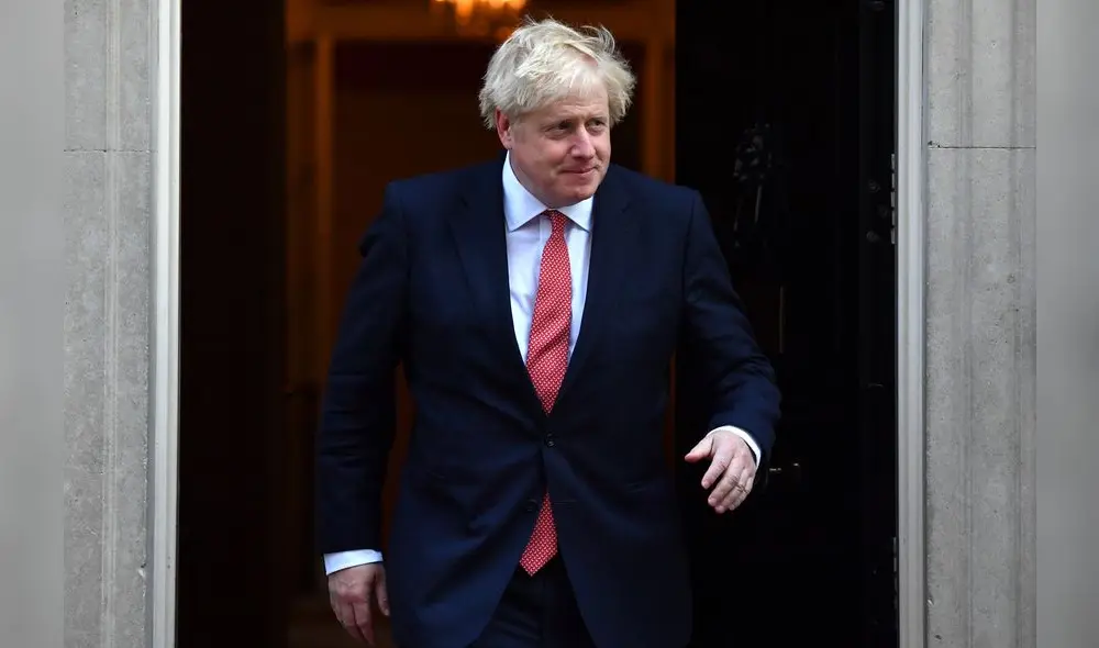 El primer ministro británico, Boris Johnson, sale por la puerta de 10 Downing street.