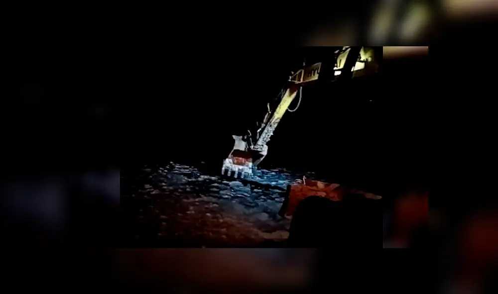 Video es viral en YouTube. Trabajadores dejaron sus actividades a mitad de la noche para auxiliar a un can que ladraba atascado en aguas congeladas Video es viral en YouTube. Trabajadores dejaron sus actividades a mitad de la noche para auxiliar a un can que ladraba atascado en aguas congeladas