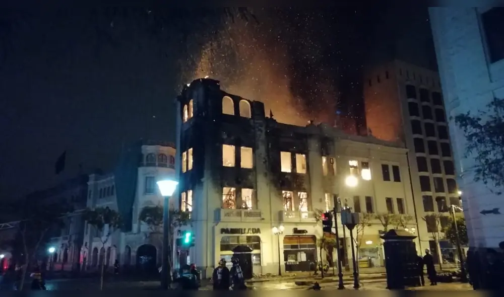 Cercado: Bomberos controlan incendio en edificio histórico de Plaza San Martín [VIDEO] 