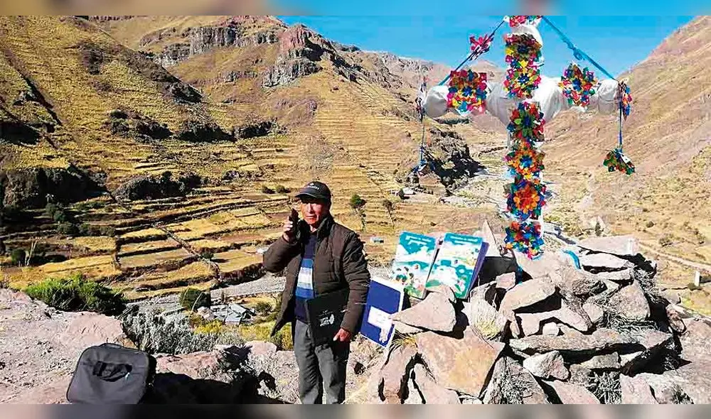 sin límtes. El profesor Percy Bautista sube a un cerro para contactarse con su alumno Keny.