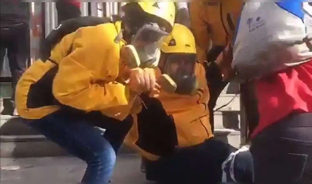 Un observador de DDHH herido en incidentes cerca de la casa de gobierno de Chile. Foto: Captura. Un observador de DDHH herido en incidentes cerca de la casa de gobierno de Chile. Foto: Captura.
