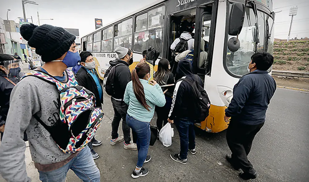 Faltas. En Puente Nuevo, El Agustino, se observó desorden para abordar los buses. Pocos usuarios llevaban protectores faciales. (Foto: Jorge Cerdán)