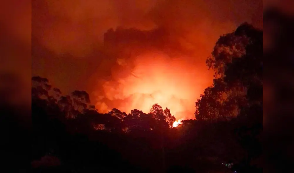 Foto del 31 de diciembre del 2019 suministrada por la residente Siobhan Threlfall que muestra las llamas que se acercan a Nerrigundah, una de las localidades más golpeadas por los incendios forestales de Australia. (AP Photo/Siobhan Threlfall) Foto del 31 de diciembre del 2019 suministrada por la residente Siobhan Threlfall que muestra las llamas que se acercan a Nerrigundah, una de las localidades más golpeadas por los incendios forestales de Australia. (AP Photo/Siobhan Threlfall)