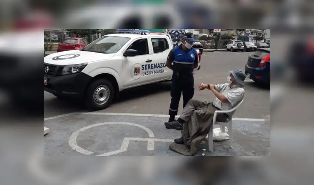 Ciudadano estadounidense fue encontrado sentado en una estacionamiento. (Foto: Municipalidad de Jesús María)