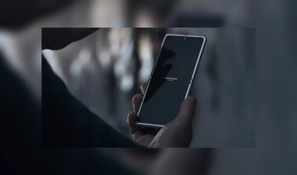 Un nuevo video publicitario del Samsung Galaxy Z Flip revela una edición especial en colaboración con Thom Browne.