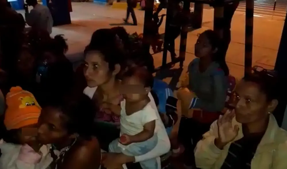 Niños pernoctan en la frontera de Perú. Foto: Carlos Villacorta. Niños pernoctan en la frontera de Perú. Foto: Carlos Villacorta.
