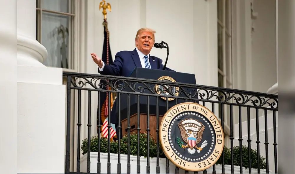 A market trader shows different currency notes in Caracas on March 10, 2019, during the third day of a massive power outage which has left Venezuelans without communications, electricity and water. - The unprecedented power outage already left 15 patients dead and threatens to extend indefinitely, increasing distress for the severe political and economic crisis hitting the oil-rich South American nation. (Photo by Cristian Hernandez / AFP)
