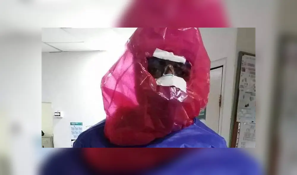 Enfermeros de un hospital usan bolsas de plástico para protegerse del coronavirus. Foto: Semana