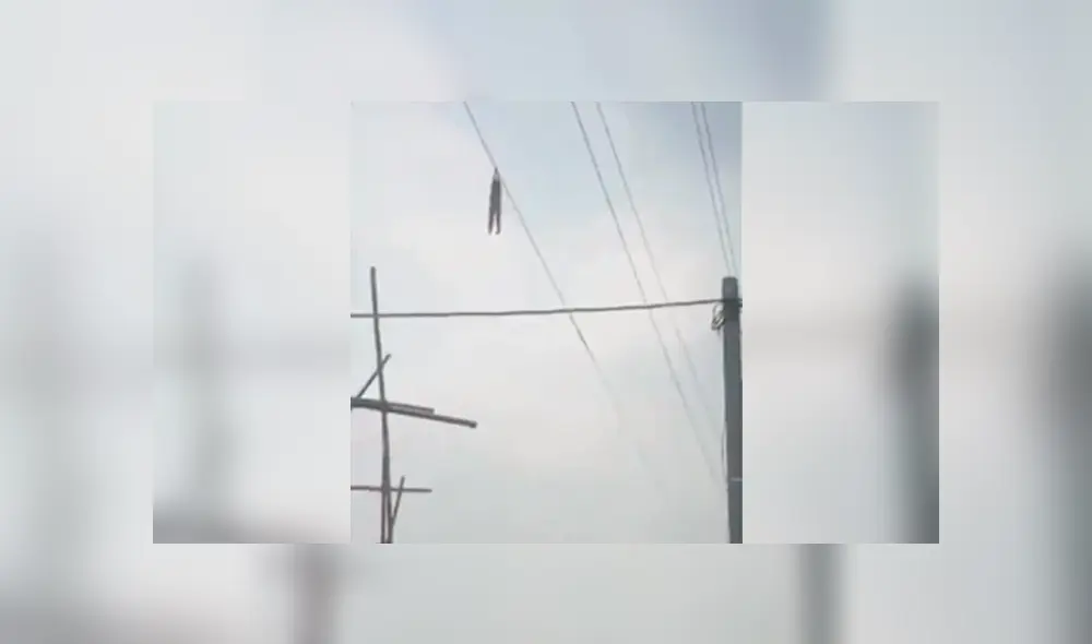 Niña de 9 años terminó colgada de un cable a 15 metros del suelo. Foto: Captura