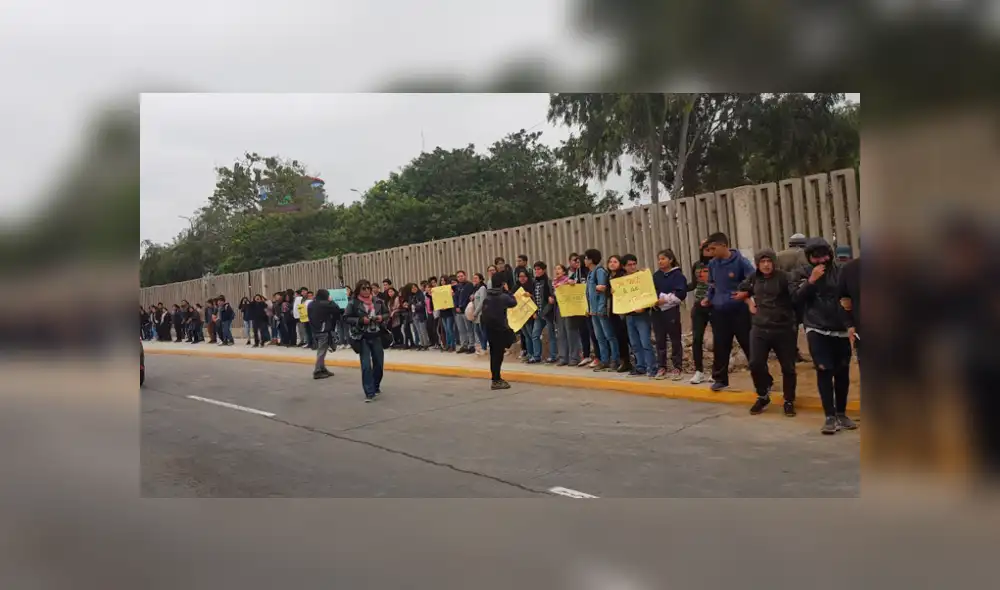 Con carteles y arengas los estudiantes impiden el pase en las puertas 6 y 7. Foto: Milagros Berríos. Con carteles y arengas los estudiantes impiden el pase en las puertas 6 y 7. Foto: Milagros Berríos.
