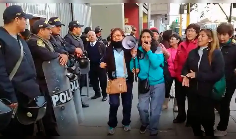 Docentes en huelga le cantan a policías antimotines [VIDEO]