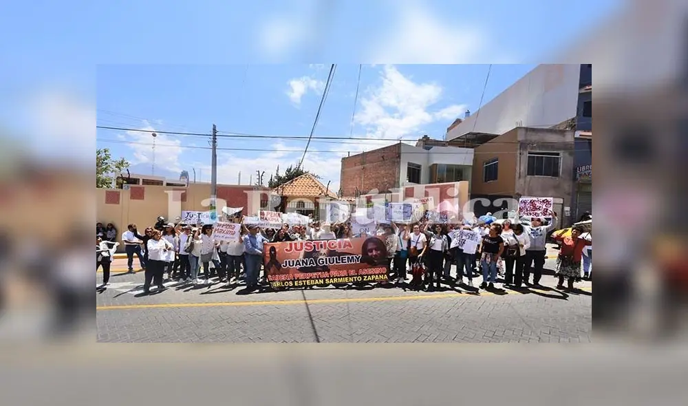 Familiares y amigos de Juana Giulemy acudieron a la audiencia para pedir justicia.