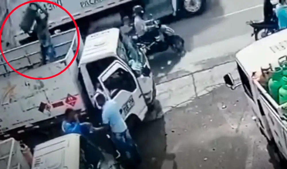 Tras el golpe, el delincuente cae al suelo, se levanta desorientado y huye del lugar, dejando incluso dinero en el suelo, que sería propiedad de los vendedores de gas. Foto: Captura