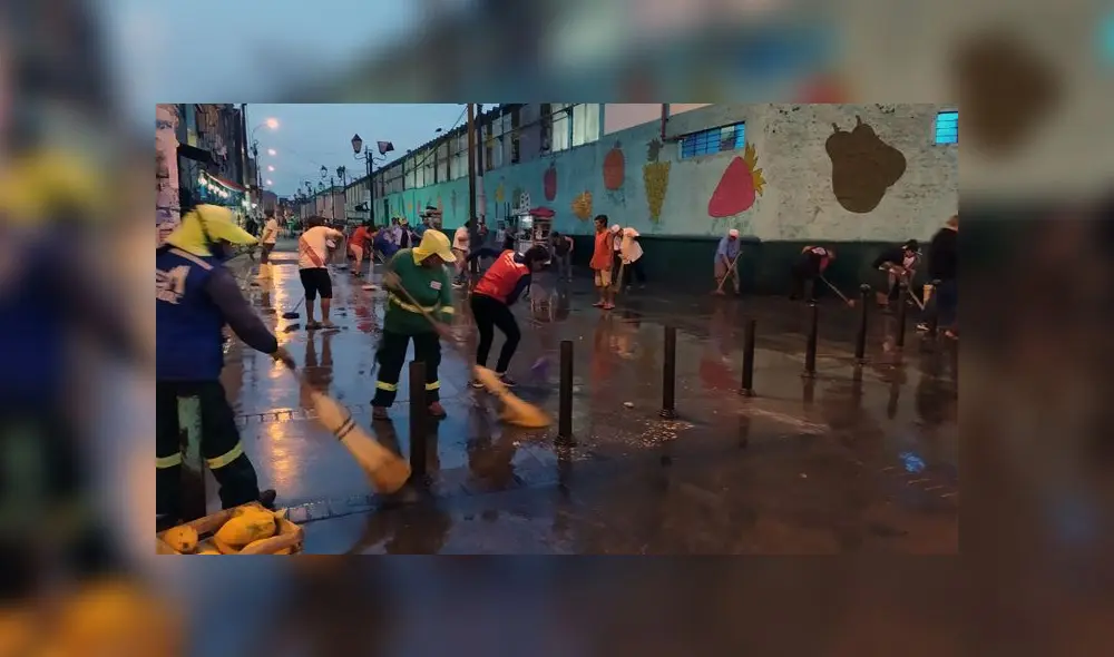 Los mismos comerciantes ayudaron a realizar la limpieza. Foto: URPI-GLR. Los mismos comerciantes ayudaron a realizar la limpieza. Foto: URPI-GLR.