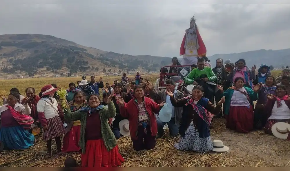 Pobladores de Ichu clama lluvia frente al lago Titicaca. Foto: Diario Sin Fronteras.