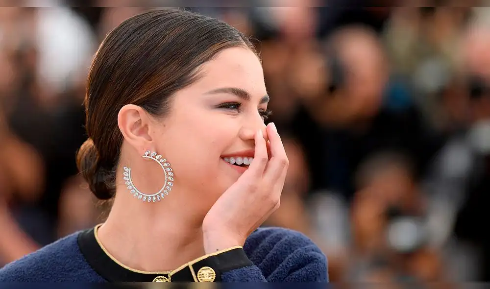 Selena Gómez impacta con peculiares fotos comiendo pasta