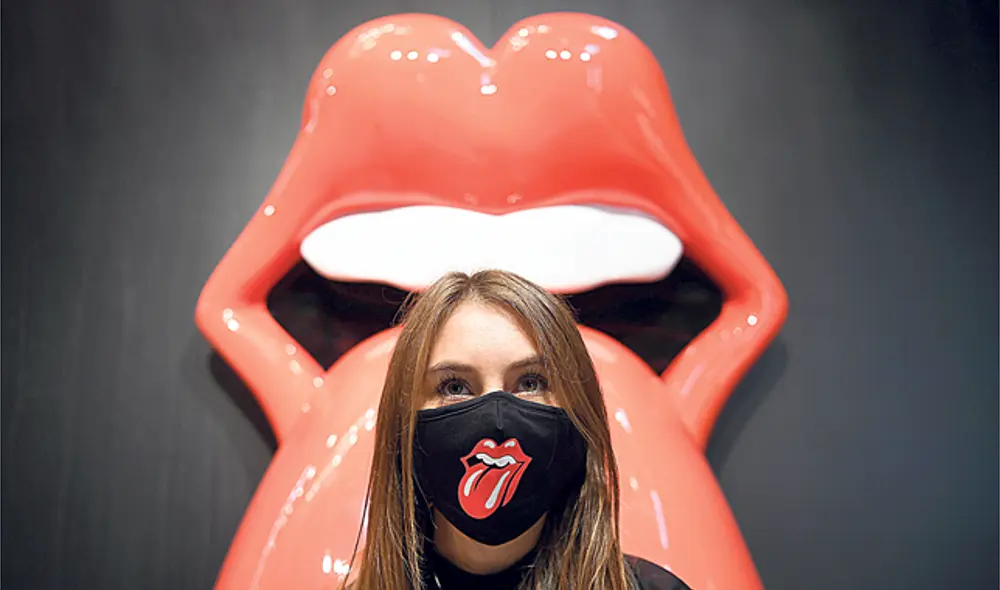 Su línea de mascarillas tiene la famosa lengua colocada la altura de la boca.