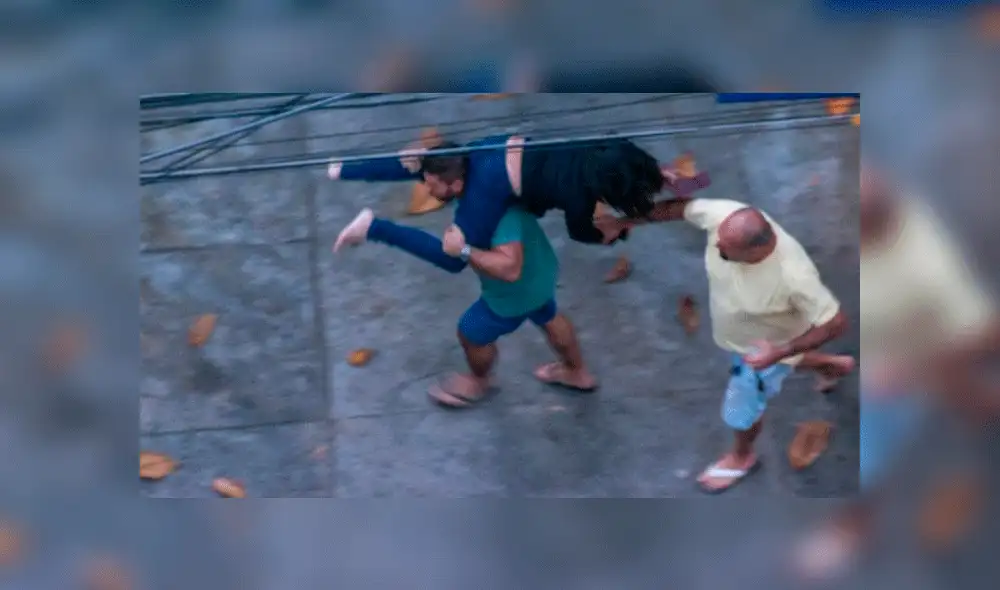 Los sujetos golpeaban a la mujer mientras estaba en el aire. Fuente: UOL. Los sujetos golpeaban a la mujer mientras estaba en el aire. Fuente: UOL.