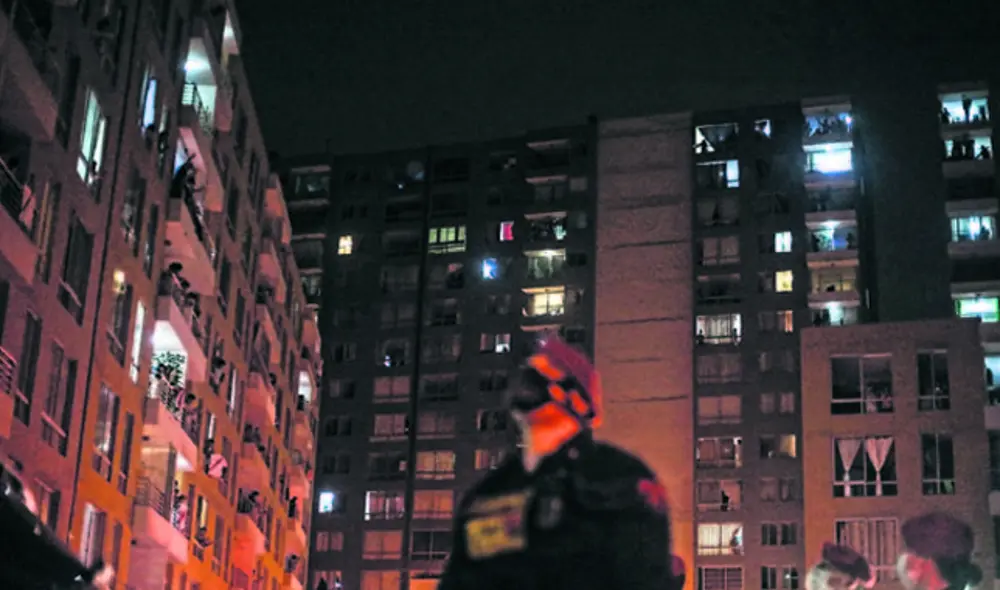 4. Parlantes. En este condominio, la gente también saludó a los agentes de la policía. Les pusieron Contigo Perú cuando pasaban en sus vehículos. Los agentes pasaron dos veces para agradecer su apoyo. 4. Parlantes. En este condominio, la gente también saludó a los agentes de la policía. Les pusieron Contigo Perú cuando pasaban en sus vehículos. Los agentes pasaron dos veces para agradecer su apoyo.